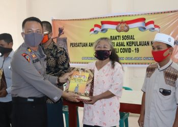 Polisi Ono Niha Se-Indonesia Serahkan Bantuan Kepada 47 Pendeta dan Imam Mesjid
