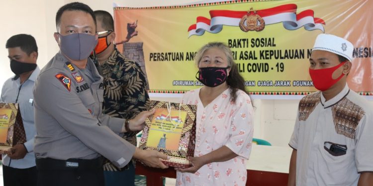 Polisi Ono Niha Se-Indonesia Serahkan Bantuan Kepada 47 Pendeta dan Imam Mesjid
