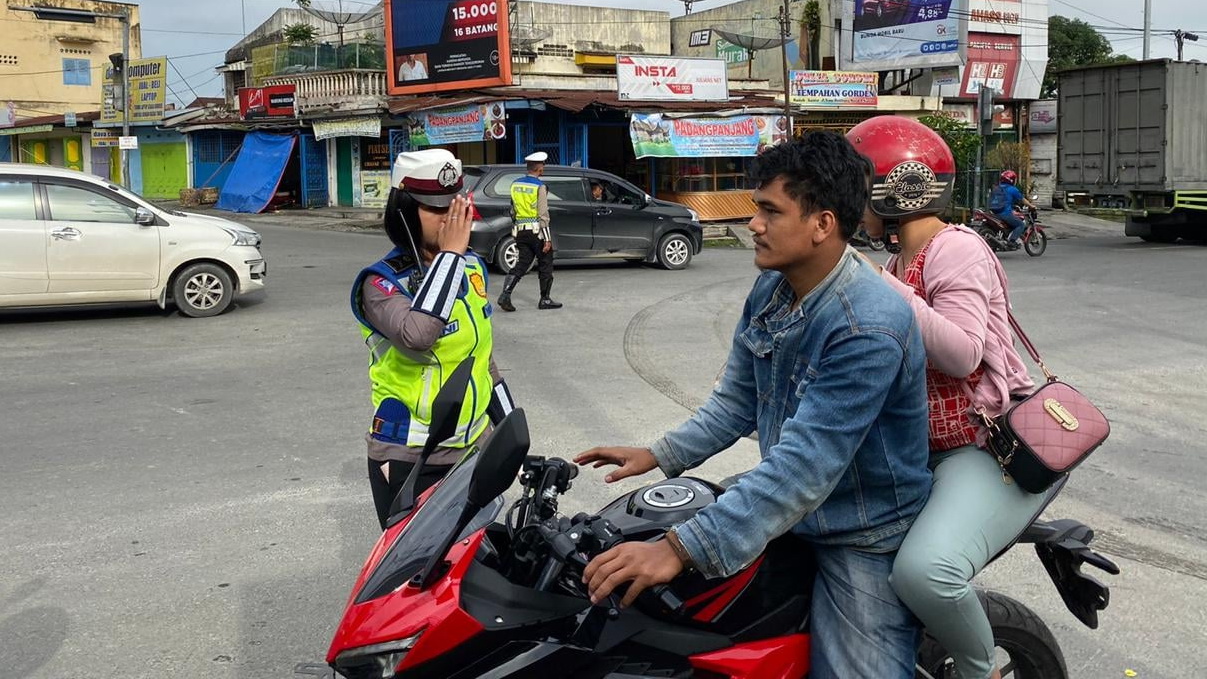 Operasi Zebra Toba 2019, Kasat Lantas Beri Hadiah Bagi Pengendara