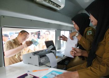Walikota Siantar Serahkan DHKP dan SPPT PBB-P2, lalu Langsung Bayar PBB-P2 di Mobil Pelayanan