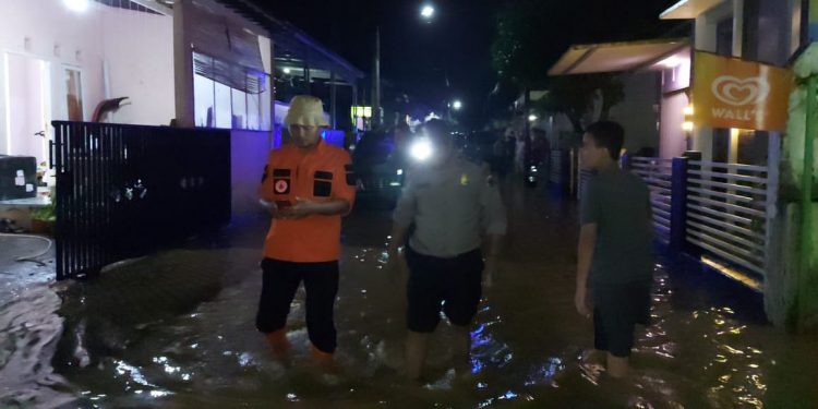 Tanggul Anak Sungai Kalibener Jebol, Perumahan di Kecamatan Purwokerto Terendam Banjir Tanggul Anak Sungai Kalibener Jebol, Perumahan di Kecamatan Purwokerto Terendam Banjir