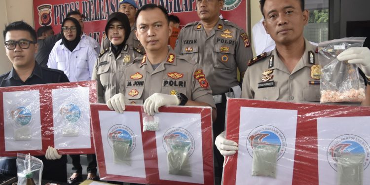 Pabrik Ekstasi Digrebek Polisi, Ternyata Dikendalikan Dari Lapas