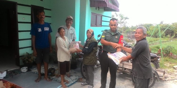 Humanis, Babinsa KODIM 0207/SML Koramil 02/ST Bercocok Tanam Bersama Warga