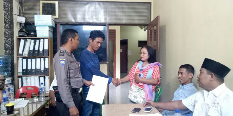 Polsek Medan Baru Damaikan Perseteruan Rusmi Maria Gultom dengan Penjaga Malam Pajak Petisah Polsek Medan Baru Damaikan Perseteruan Rusmi Maria Gultom dengan Penjaga Malam Pajak Petisah