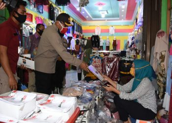 Warga Pakai Masker Dapat Hadiah dari Kapolres Madina AKBP Horas Tua Silalahi