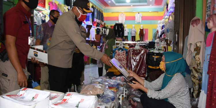 Warga Pakai Masker Dapat Hadiah dari Kapolres Madina AKBP Horas Tua Silalahi