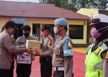 Personil Polri dan PNS Polres Dairi Terima Paket Lebaran dari Kapolres