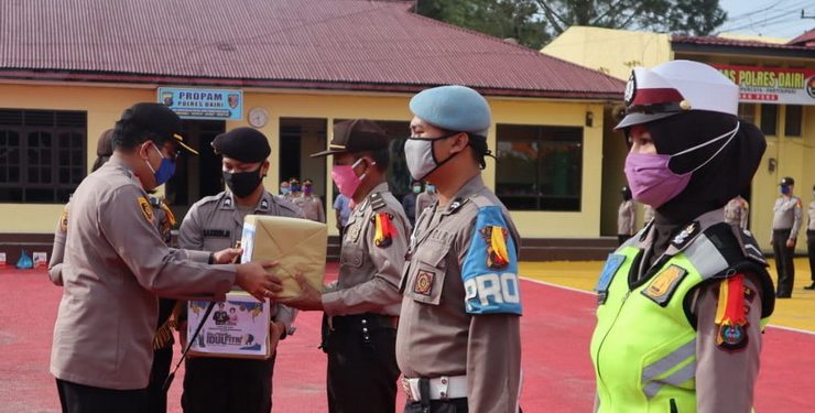 Personil Polri dan PNS Polres Dairi Terima Paket Lebaran dari Kapolres