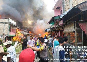 Kebakaran Hebat Hanguskan Belasan Rumah, Kios Pasar dan Kantor UPT Pendidikan di Humbahas
