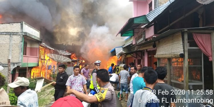 Kebakaran Hebat Hanguskan Belasan Rumah, Kios Pasar dan Kantor UPT Pendidikan di Humbahas Kebakaran Hebat Hanguskan Belasan Rumah, Kios Pasar dan Kantor UPT Pendidikan di Humbahas
