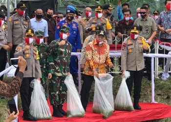 Pangdam I/BB Mayjen TNI Irwansyah dan Kapolda Sumut Irjen Pol. Drs. Martuani Sormin Panen Raya Nusantara TNI-Polri
