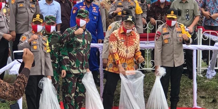Pangdam I/BB Mayjen TNI Irwansyah dan Kapolda Sumut Irjen Pol. Drs. Martuani Sormin Panen Raya Nusantara TNI-Polri
