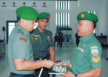 Pangdam I/BB Beri Penghargaan Babinsa Berprestasi Terbaik kepada Serka Arafat