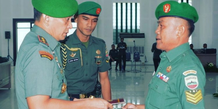 Pangdam I/BB Beri Penghargaan Babinsa Berprestasi Terbaik kepada Serka Arafat Pangdam I/BB Beri Penghargaan Babinsa Berprestasi Terbaik kepada Serka Arafat