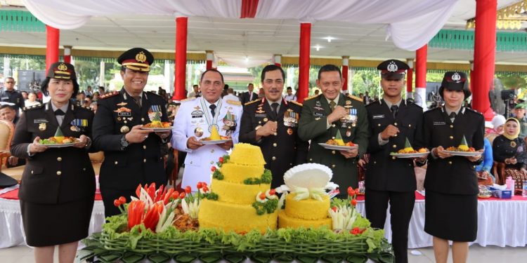 Upacara dan Syukuran HUT Ke-73 Bhayangkara, Pangdam I/BB Terima Penghargaan Juara Menembak