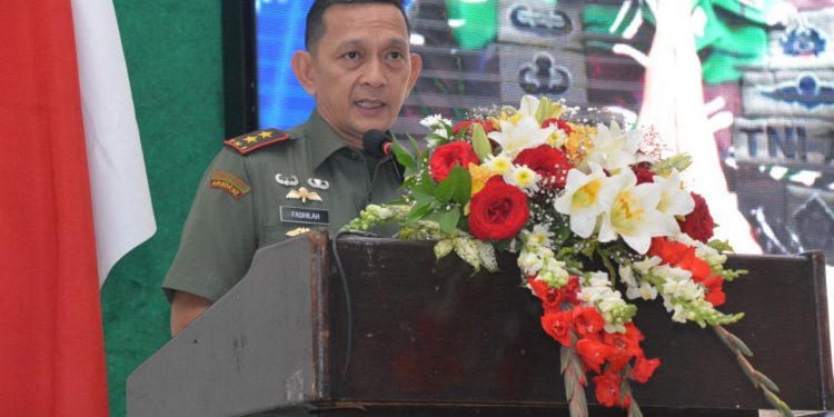 Tentara Diminta Jadikan Natal Sebagai Wadah Mewujudkan Profesionalitas kepada Rakyat Tentara Diminta Jadikan Natal Sebagai Wadah Mewujudkan Profesionalitas kepada Rakyat