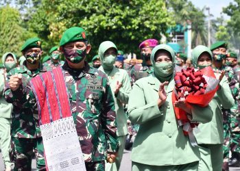 Pangdam I/BB yang Baru, Mayjen TNI Irwansyah dan Istri Disambut dengan Penyematan Ulos