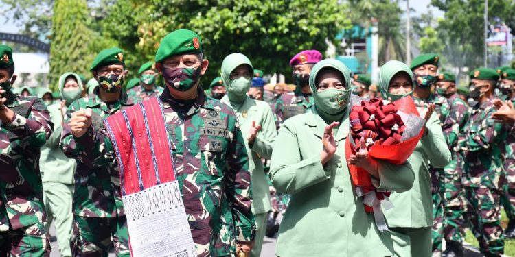 Pangdam I/BB yang Baru, Mayjen TNI Irwansyah dan Istri Disambut dengan Penyematan Ulos