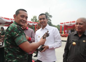 Hadiri Acara di Makorem 022/PT, Walikota Siantar Terima Cenderamata dari Pangdam I/BB