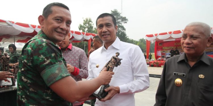 Hadiri Acara di Makorem 022/PT, Walikota Siantar Terima Cenderamata dari Pangdam I/BB