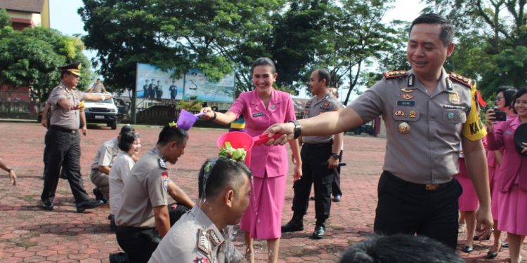 Kapolres Nias Pimpin Korps Raport Kenaikan Pangkat 36 Personil Kapolres Nias Pimpin Korps Raport Kenaikan Pangkat 36 Personil