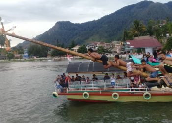 Uniknya Panjat Pinang di Pelabuhan Tigaraja, Danau Toba