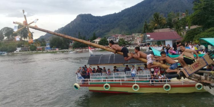 Uniknya Panjat Pinang di Pelabuhan Tigaraja, Danau Toba Uniknya Panjat Pinang di Pelabuhan Tigaraja, Danau Toba