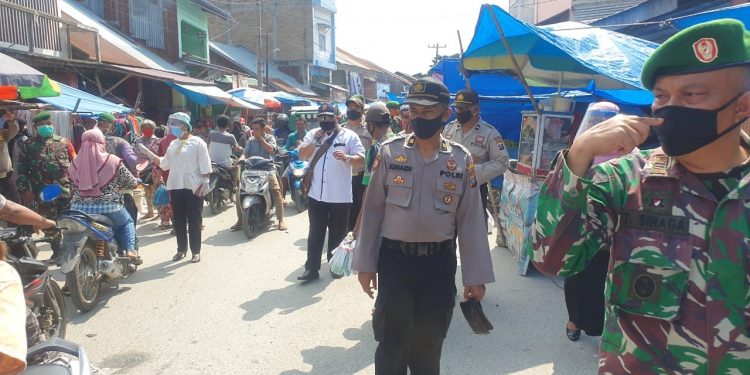 Menyongsong New Normal, Polsek Pantai Cermin Patroli Gabungan Imbau Masyarakat di Pasar Tradisional Menyongsong New Normal, Polsek Pantai Cermin Patroli Gabungan Imbau Masyarakat di Pasar Tradisional