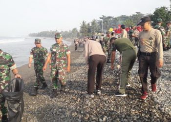 Sambut Hari Bhayangkara ke -73, Polres Tanggamus Bersihkan Pantai Muara Indah Bersama TNI