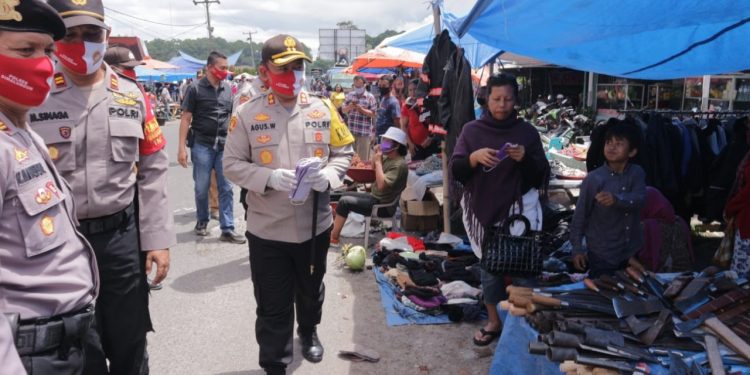 Kapolres Simalungun Pantau Penerapan Protokol Kesehatan di Pasar Tradisional Kapolres Simalungun Pantau Penerapan Protokol Kesehatan di Pasar Tradisional