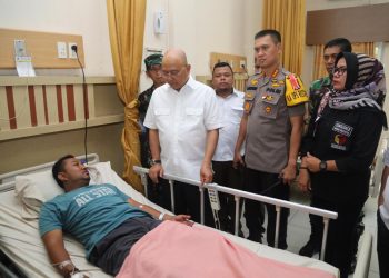 Kapolrestabes Bersama Walikota Medan dan Dandimtabes 0201/BS Jenguk Panwascam dan Linmas yang Sakit