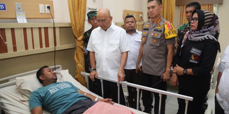 Kapolrestabes Bersama Walikota Medan dan Dandimtabes 0201/BS Jenguk Panwascam dan Linmas yang Sakit