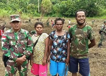 Prajurit Satgas Yonif 126 Kala Cakti Buka Lahan Tidur Jadi Kebun Masyarakat Papua