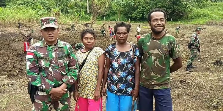 Prajurit Satgas Yonif 126 Kala Cakti Buka Lahan Tidur Jadi Kebun Masyarakat Papua Prajurit Satgas Yonif 126 Kala Cakti Buka Lahan Tidur Jadi Kebun Masyarakat Papua