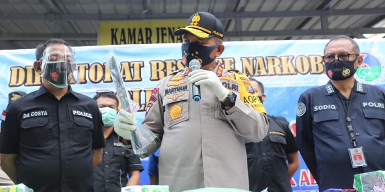 Polda Sumut Ungkap Peredaran 100 Kilo Sabu dan 50 Ribu Butir Ekstasi, Seorang Pelaku Tewas Ditembak Polda Sumut Ungkap Peredaran 100 Kilo Sabu dan 50 Ribu Butir Ekstasi, Seorang Pelaku Tewas Ditembak