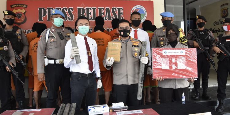 Polres Bogor Ungkap Pengiriman Ganja dari Aceh, Gunakan Paralon Berlumur Minyak Gosok untuk Kelabui Anjing Pelacak