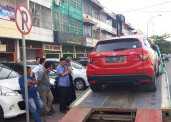 Mobil Diparkir Sembarangan, Diangkut dengan Derek