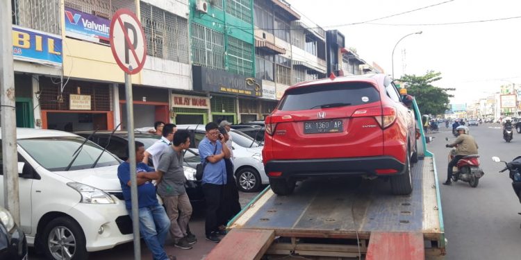Mobil Diparkir Sembarangan, Diangkut dengan Derek