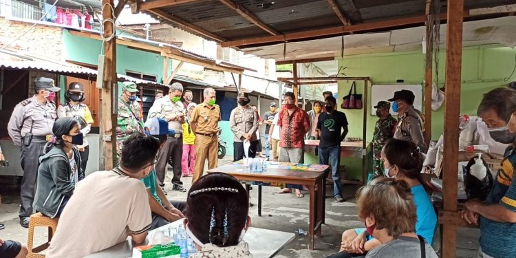Korban Kebakaran di Pasar Meranti Dapat Bantuan Sembako dari Polsek Medan Baru