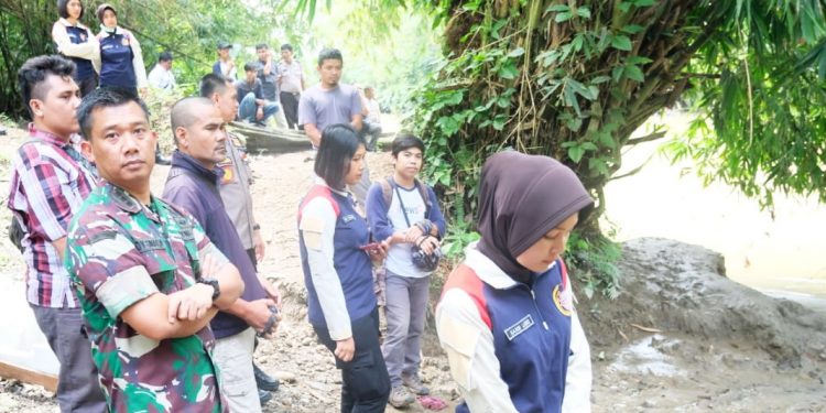 Dandim dan Kapolres Patroli Pembuangan Bangkai Babi ke Sungai dan Danau Dandim dan Kapolres Patroli Pembuangan Bangkai Babi ke Sungai dan Danau