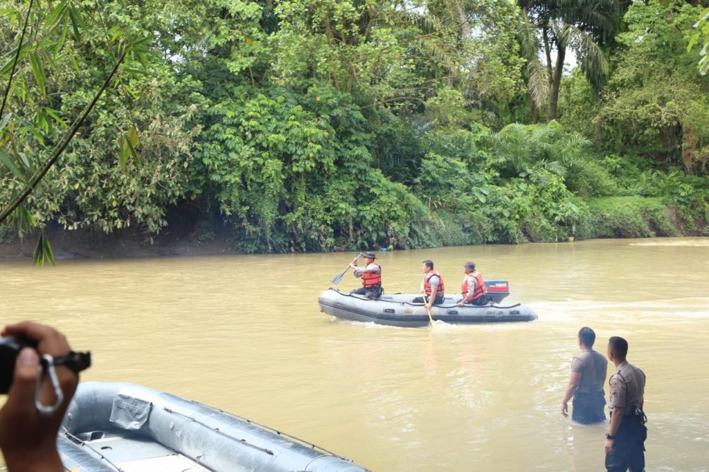 Dandim dan Kapolres Patroli Pembuangan Bangkai Babi ke Sungai dan Danau Dandim dan Kapolres Patroli Pembuangan Bangkai Babi ke Sungai dan Danau