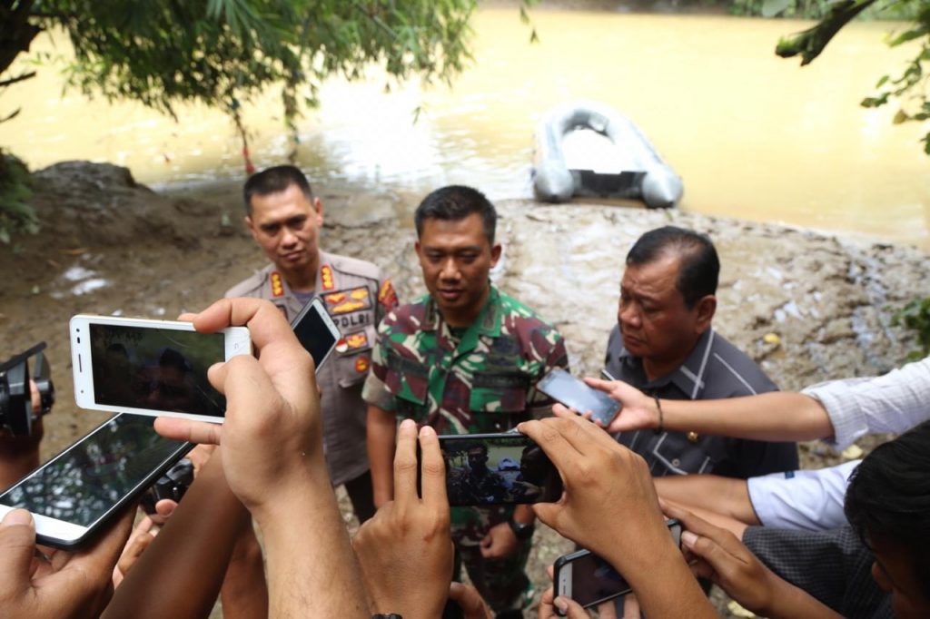 Dandim dan Kapolres Patroli Pembuangan Bangkai Babi ke Sungai dan Danau Dandim dan Kapolres Patroli Pembuangan Bangkai Babi ke Sungai dan Danau