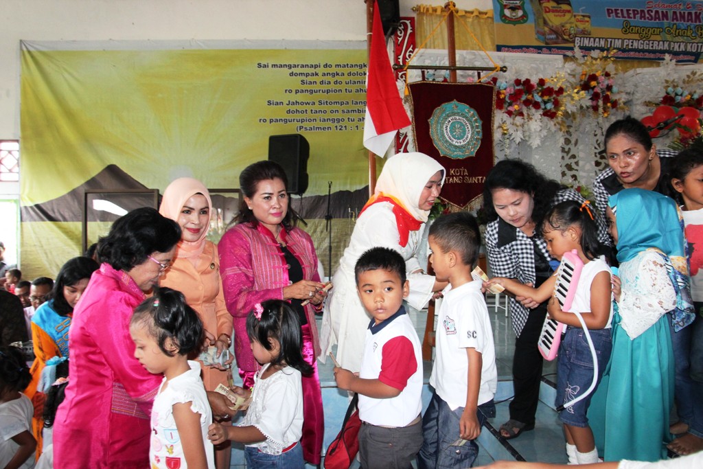 Bunda PAUD Hadiri Wisuda 1354 Anak PAUD SAB Kota Pematangsiantar