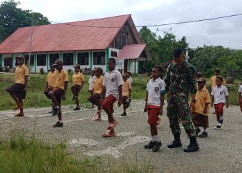 Ini Kegiatan Prajurit Yonif 126 Kala Cakti Bersama Anak Sekolah Papua di Perbatasan