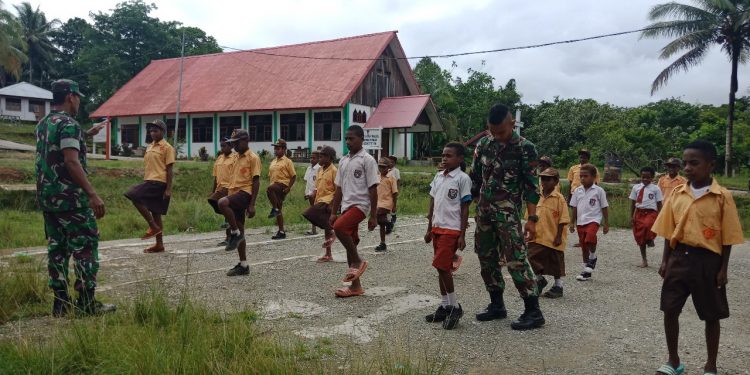 Ini Kegiatan Prajurit Yonif 126 Kala Cakti Bersama Anak Sekolah Papua di Perbatasan Ini Kegiatan Prajurit Yonif 126 Kala Cakti Bersama Anak Sekolah Papua di Perbatasan
