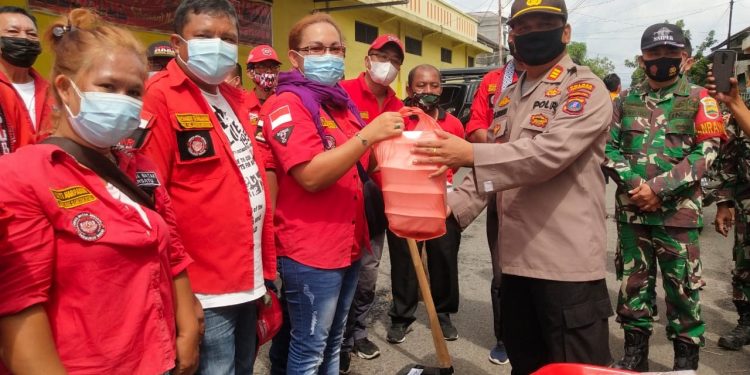 Mantap! Pemuda Batak Bersatu Jumat Bersih Bersama Polsek Siantar Utara Mantap! Pemuda Batak Bersatu Jumat Bersih Bersama Polsek Siantar Utara
