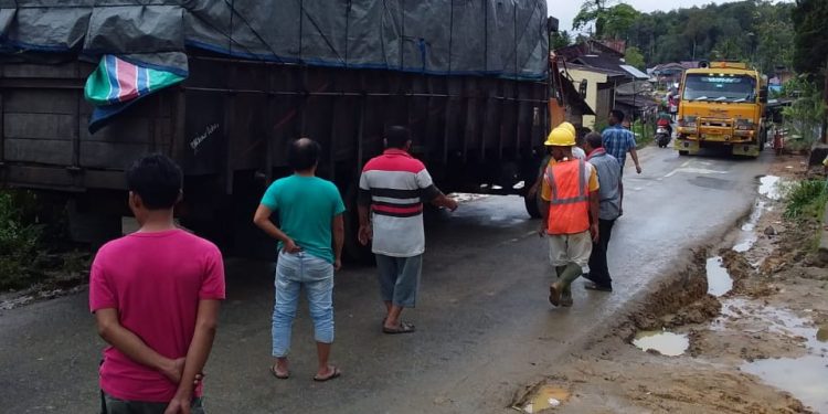 Perbaikan Pipa PDAM Tanpa Rambu Picu Kemacetan di Jalinsum