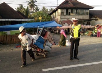 Wujudkan Kedekatan Polri dengan Para Pedagang, Ini Yang Dilakukan Personil Sat Lantas Polres Madina