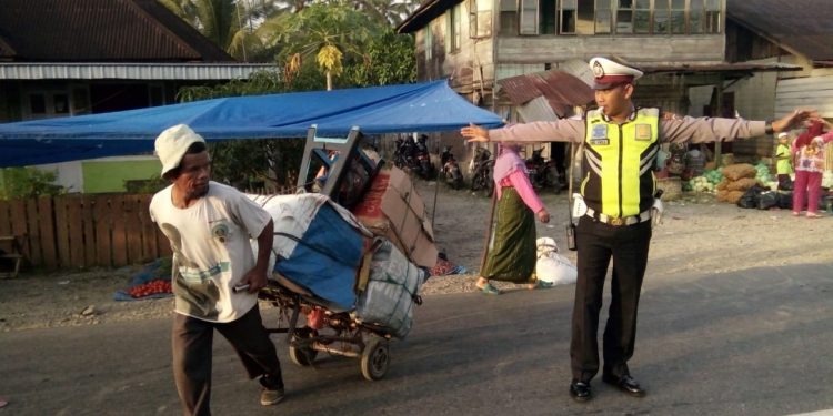 Wujudkan Kedekatan Polri dengan Para Pedagang, Ini Yang Dilakukan Personil Sat Lantas Polres Madina