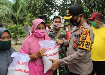 Peduli Kemanusiaan, AKBP Deni Kurniawan Bantu Korban Banjir di Labuhanbatu Utara